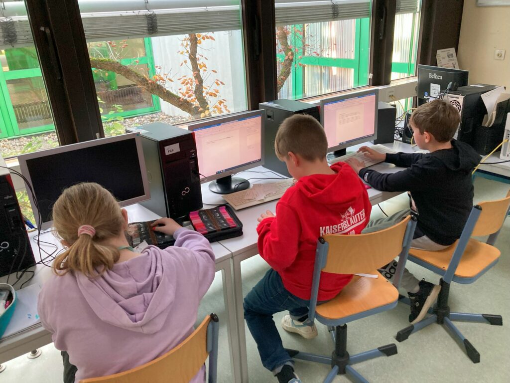 2023-Schueler-am-Computer_Hannah-Robert-Max-IMG_1134_kl-1